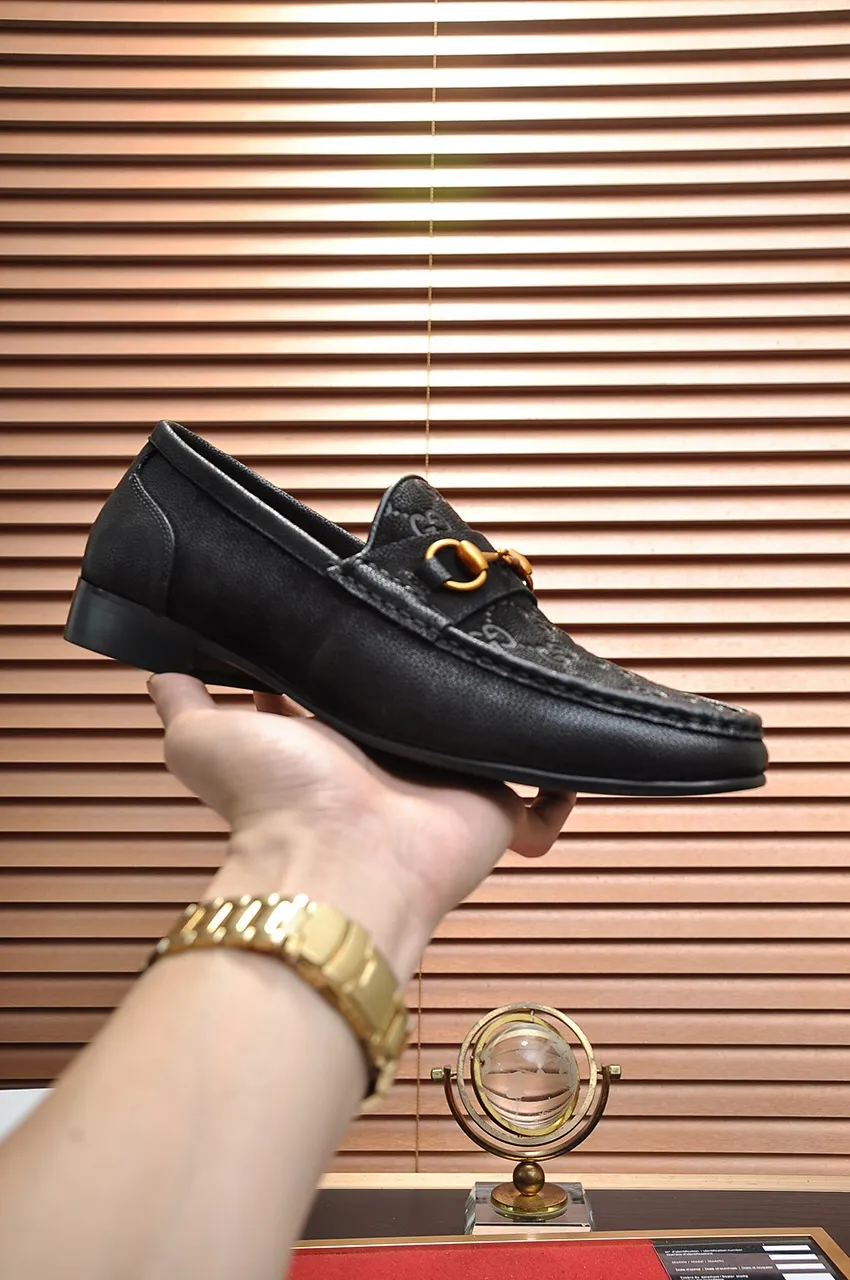 Men's shoes💰500💶Italy's top luxury men's shoe giant (GUCCI) (Gucci) (full cowhide lining) new arrival🍃Original European style🔰 Pleasant to the eye😍In order to make the shoes more durable and non-deformable🌀The production continues to follow traditional methods but there is still no lack of innovation💪Choose original sheepskin for the leather♻️ Smooth and natural And extra bright ⭐Made of imported cowhide, the first choice of rich people 38-45 (45 customized)